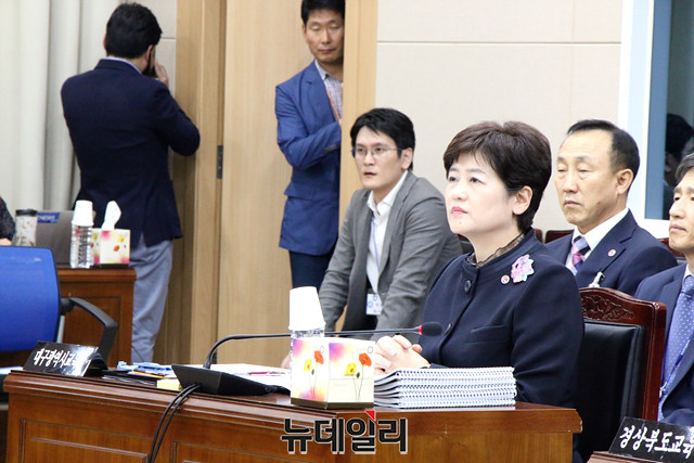 ▲ 강은희 대구교육감이 14일 국정감사에 앞서 준비에 임하고 있다.ⓒ뉴데일리