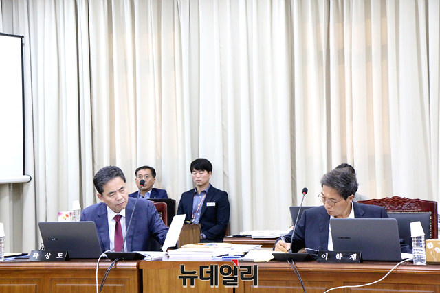 ▲ 사진 왼쪽부터 곽상도 의원과 이학재 의원이 국정감사 질의에 앞서 자료를 살펴보고 있다.ⓒ뉴데일리
