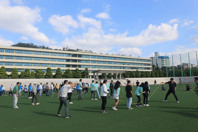 ▲ 제16회 한마음대축제가 12일 서울사이버대 대운동장에서 열린 가운데 재학생 및 가족들이 명랑운동회에 참여하고 있다. ⓒ서울사이버대 제공