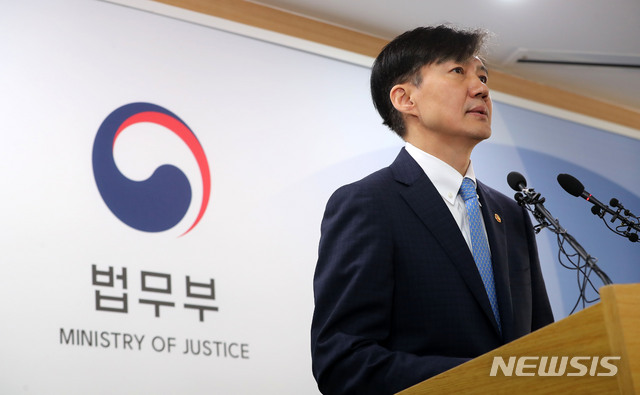 ▲ 조국 법무부 장관은 14일 오후 2시 “검찰개혁을 위한 ‘불쏘시개’ 역할은 여기까지입니다”라는 제목의 입장문을 내며 사퇴의사를 밝혔다. ⓒ뉴시스