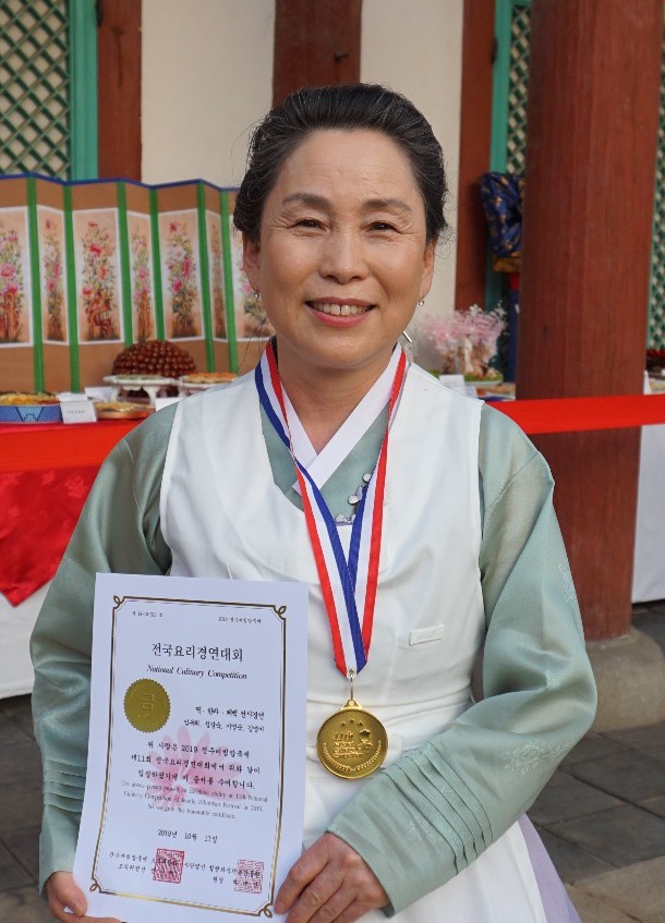 ▲ 지난 12일 전주시에서 막을 내린 ‘제11회 전국요리경연대회’ 떡·한과·폐백 전시부문에서 금상을 차지한 김영미 열두달 밥상 대표가 기념촬영을 하고 있다.ⓒ제천시
