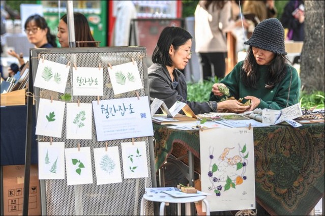 ▲ 세종문화회관 뒤뜰 예술의 정원에 열린 '세종예술시장 소소'.ⓒ세종문화회관
