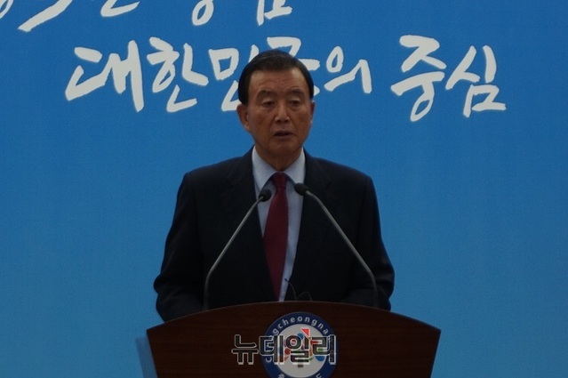 ▲ 자유한국당 홍문표 의원이 15일 충남도청 기자회견장에서 기자회견을 갖고 있다. 홍 의원은 기자회견을 통해 문재인 정부가 충청권을 홀대하고 있다고 지적했다.ⓒ김정원 기자