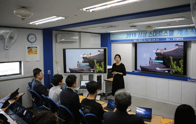 ▲ 비상교육이 11일 서울 신림동의 ‘우리들학교’에서 열린 삼성 스마트스쿨 개소식에서 한국어 스마트러닝 프로그램 클라스를 시연하고 있다. ⓒ비상교육 제공