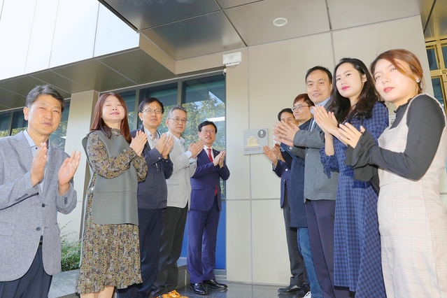 ▲ 수성구청사 본관 앞에서 시설물 안전등급 현판식 개최 후 기념촬영을 하고 있다.ⓒ수성구