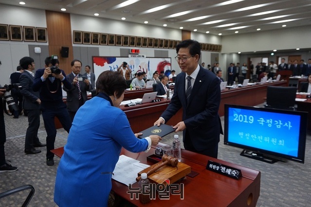 ▲ 양승조 충남도지사가 선서를 마친 뒤 전혜숙 행정안전위원회 위원장에게 선서문을 제출하고 있다.ⓒ충남도
