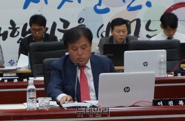 ▲ 15일 충남도청에서 열린 국회 행정안전위원회의 국정감사에 이진복 의원이 참석해 질의 순서를 기다리고 있다.ⓒ김정원 기자