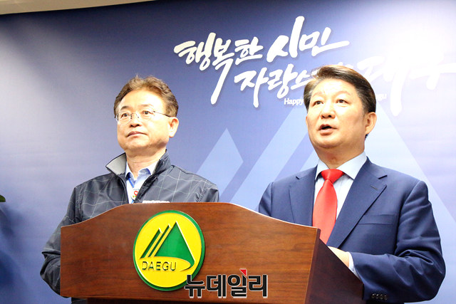 ▲ 이철우 경북도지사와 권영진 대구시장이 15일 긴급 브리핑을 갖고 “통합신공항 이전지 연내 추진에 변함없다”고 의지를 드러냈다.ⓒ뉴데일리