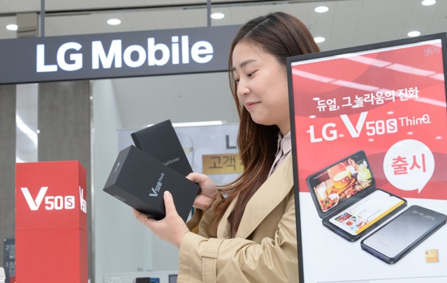 ▲ 15일 서울 양천구 소재 LG베스트샵 목동점에서 한 고객이 LG V50S ThinQ를 구매하는 모습. ⓒLG전자