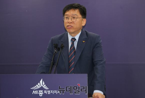 ▲ 이혁재 정의당 세종시당위원장이 15일 세종시청 브리핑룸에서 기자회견을 열어 세종지역 공동주택 라돈 검출 현황을 공개하고 세종시청 등 관계기관에 대책수립을 요구했다.
ⓒ김동식 기자