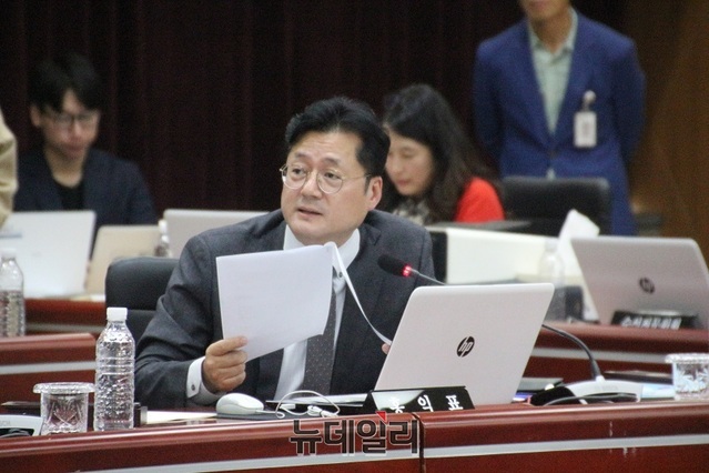 ▲ 더불어민주당 홍익표 의원이 15일 충남도청에서 열린 국회 행정안전위원회 국정감사에서 질의를 하고 있다.ⓒ김정원 기자
