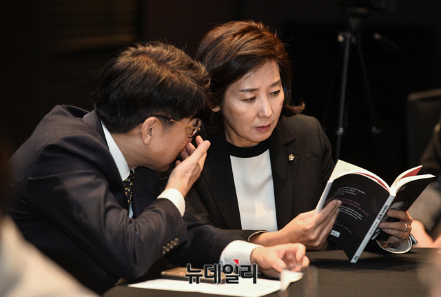 ▲ 나경원 자유한국당 원내대표와 천영식 전 청와대 홍보기획비서관 겸 저자가 14일 오후 서울 여의도 글래드호텔에서 열린 '천영식의 증언' 출판 기념 북콘서트에서 대화를 나누고 있다. ⓒ박성원 기자