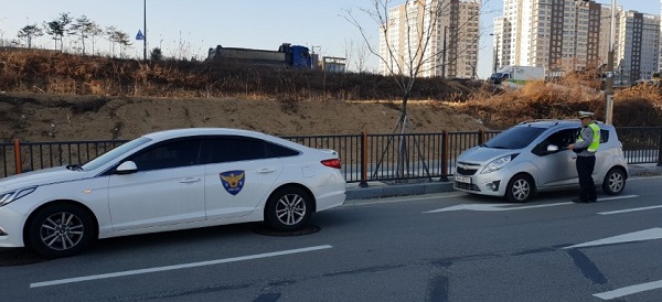 ▲ 과속차량 단속을 위한 충남경찰청의 암행 단속 장면.ⓒ충남경찰청