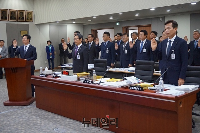 ▲ 양승조 충남도지사는 15일 충남도청에서 열린 국회 행정안전위원회 국정감사에서 간부들과 함께 선서를 하고있다.ⓒ김정원 기자