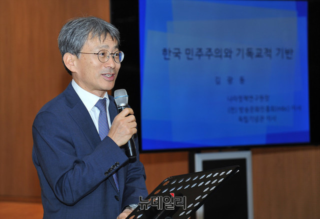 ▲ 김광동 나라정책연구원 원장은 15일 오후 정동제일교회 아펜젤러홀에서 열린 제104회 이승만포럼의 주제강연 ‘한국 민주주의 혁명과 기독교적 기반’에서 “한국 민주주의의 성공은 굉장히 예외적”이라고 말했다. ⓒ이기륭 기자