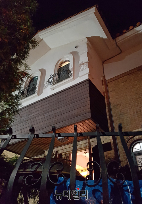 ▲ 14일 오후 경찰이 사망한 연기자 설리(본명 최진리·25)의 자택 앞을 통제하고, 수사를 하고 있다. 설리의 방으로 추정되는 2층에 조명이 밝혀진 상태다. ⓒ경기 성남=조광형 기자