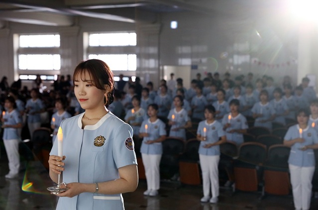 ▲ 중원대학교 간호학과 학생들이 지난 15일 대학에서 나이팅게일 선서식을 갖고 있다. 80명의 학생들은 전문직 간호사로서 의무와 책임을 다할 것을 다짐했다. ⓒ중원대학교