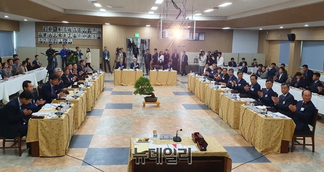 ▲ 16일 단양군청 대회의실에서 인구 3만 미만 군 단위 24개 지방자치단체장들이 ‘특례군 법제화추진협의회 창립총회’를 갖고 특례군 도입을 위한 공동성명서를 채택하고 대국민 홍보활동에 나서기로 했다.ⓒ목성균 기자