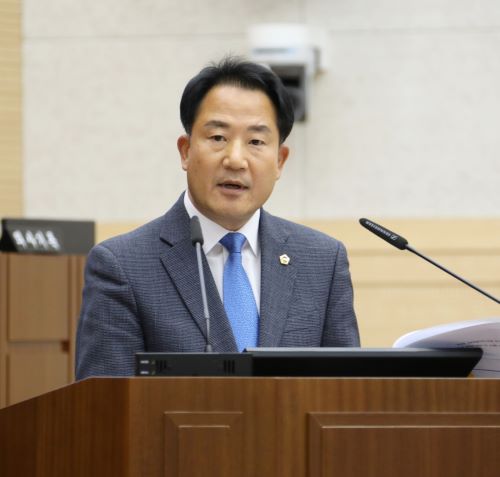 ▲ 세종시의회 상병헌 의원(아름동)이 15일 열린 제58회 임시회 1차 본회의에서 긴급 현안을 질의하고 있다.ⓒ세종시의회