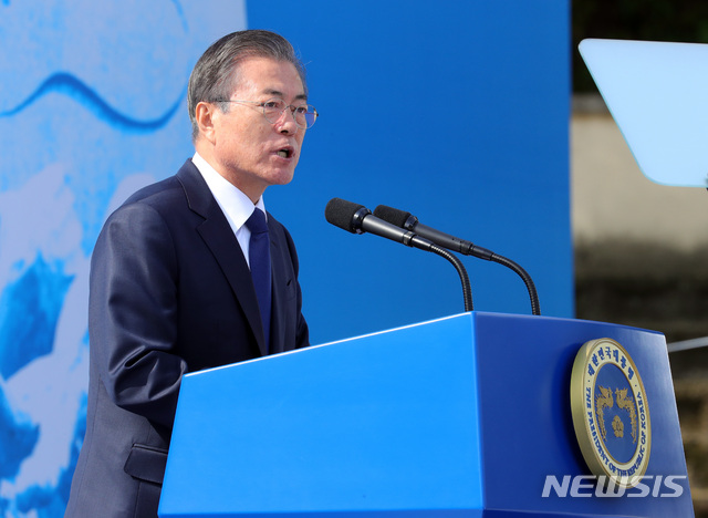 ▲ 문재인 대통령이 16일 경남 창원시 마산합포구 경남대학교에서 열린 제40주년 부마민주항쟁 기념식에 참석, 기념사를 하고 있다. ⓒ뉴시스