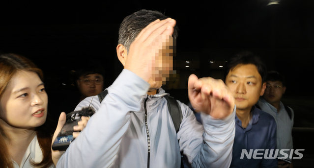 ▲ 조국(55) 전 법무부장관의 동생인 조모(52)씨가 지난달 26일 검찰조사를 받고 귀가하는 모습. ⓒ뉴시스