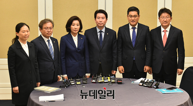 ▲ 16일 오후 국회에서 검찰개혁안을 논의하기 위한 여야3당 3+3회동에 참석한 권은희 바른미래당 의원, 송기헌 더불어민주당 의원, 나경원 자유한국당 원내대표, 이인영 더불어민주당 원내대표, 오신환 바른미래당 원내대표, 권성동 자유한국당 의원(왼쪽부터). ⓒ이종현 기자