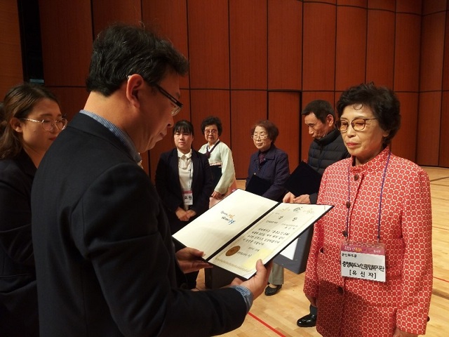 ▲ 문인화부문에서 대상을 받은 충북도노인종합복지관 소속 유신자씨.ⓒ충북도노인종합복지관