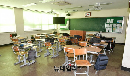 ▲ 16일 국회 교육위원회 소속 서영교 더불어민주당 의원이 공개한 교육부 자료를 보면, 초·중·고등학교에서 학업을 중단한 학생은 △2016년 4만7663명 △2017년 5만57명 △2018년 5만2539명이었다. ⓒ정상윤 기자