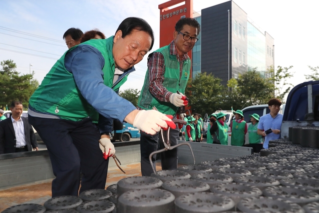 ▲ 의성군(군수 김주수)은 ‘겨울철 복지사각지대 발굴지원 우수평가’에서 장관표창을 수상했다. 사진은 김주수 군수가 연탄을 나르는 장면.ⓒ의성군