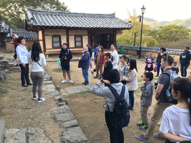 ▲ 주한미군 장교 및 가족, 대구지역 유학생 SNS 서포터즈 31명이 달성군 관광지를 둘러보는 팸투어를 가졌다.ⓒ달성군