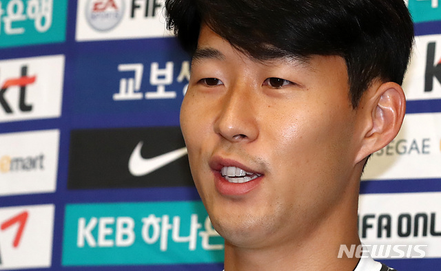 ▲ 29년 만의 평양 원정에서 무승부를 기록한 대한민국 축구 대표팀 주장 손흥민이 17일 오전 인천공항 제2여객터미널을 통해 입국한 뒤 취재진과 인터뷰를 하고 있다. ⓒ뉴시스