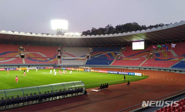 ▲ 북한과 H조에 편성된 우리나라가 관중도 전혀 없었고, 생중계도 없이 진행된 경기에서 0대0 무승부까지 기록해 '희안한 3무(無)경기'로 평가받고 있다. ⓒ뉴시스