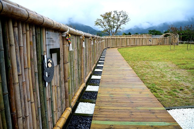 ▲ 18일 개장되는 제천 의림지 시민쉼터 '누워라 정원'.시는 공원에 제천의 자랑인 칠성봉을 기본 테마로 북두칠성 모양의 대나무 울타리를 설치하고 울타리를 따라 칠성봉을 상징하는 7개 관문의 조형물을 설치했다.ⓒ제천시