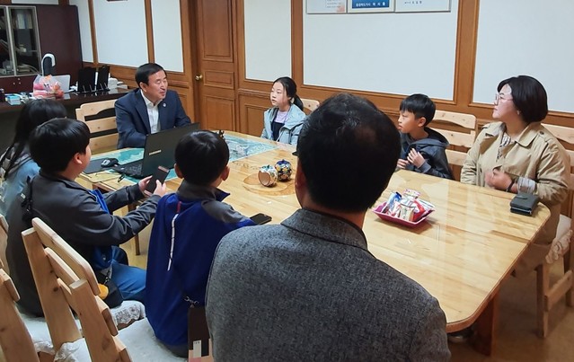 ▲ 17일 충주달천초등학교 매현분교 어린이들이 충주시청을 방문해 조길형 시장에게 시정 전반에 대해 궁금한 점을 물어보고 있다. 이날 학생들은 어린이를 위한 문화시설을 만들 때, 어린이 의견이 반영될 수 있도록 어린이 자문단 구성과 운영을 건의했다.ⓒ충주시