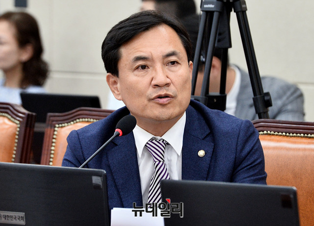 ▲ 김진태 자유한국당 의원이 15일 오후 국회에서 열린 국회 정무위원회의 국정감사에 참석해 질의를 하고 있다.ⓒ박성원 기자