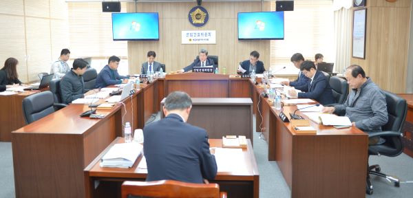 ▲ 세종시의회 산업건설위원회가 제58회 임시회 기간 중인 16일 제1차 회의를 열어 조례안 및 결의안 등의 안건을 심의하고 있다.ⓒ세종시의회