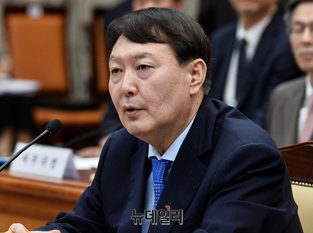 ▲ 윤석열(59·사진) 검찰총장이 17일 대검찰청에서 진행된 국회 법제사법위원회 국정감사에서 조국(54) 전 법무부 장관 일가 관련 수사에 대해 ‘수사는 원칙에 따라 한다'는 입장을 밝혔다. ⓒ박성원 기자