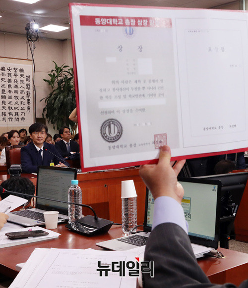 ▲ 지난달 6일 서울 여의도 국회에서 열린 조국 전 법무부 장관의 인사청문회에서 주광덕 자유한국당 의원이 조 전 장관에게 동양대 표창장과 관련한 질의를 하고 있다. ⓒ뉴데일리 DB