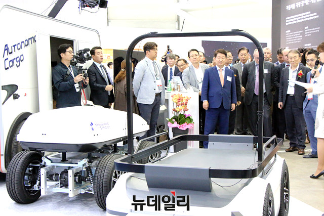 ▲ 개막식에 참여한 내빈들이 라인 투어를 진행하고 있다.ⓒ뉴데일리