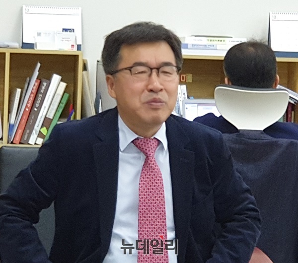 ▲ 전형식 충북경제자유구역청장이 17일 충북도청 기자실에서 충북경제자유구역내 청주에어로폴리스 활용 방안에 대해 설명하고 있다.ⓒ박근주 기자