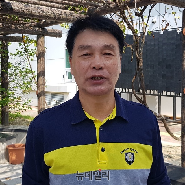 ▲ 미원초등학교 100주년 기념식을 준비한 이상돈 총동문회장.ⓒ김정원 기자