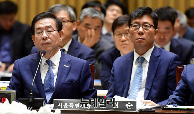 ▲ 서울도시교통공사와 노동조합이 임금 인상 등에 합의하며 협상이 타결됐다. 하지만 일각에서는 지금도 불안한 서울도시교통공사의 재정이 이번 노사 협상으로 더 불안해 질 것이라며 우려하고 있다. 사진은 지난해 서울시국정감사에 출석한 박원순 시장(왼쪽)과 김태호 서울교통공사 사장(오른쪽). ⓒ정상윤 기자