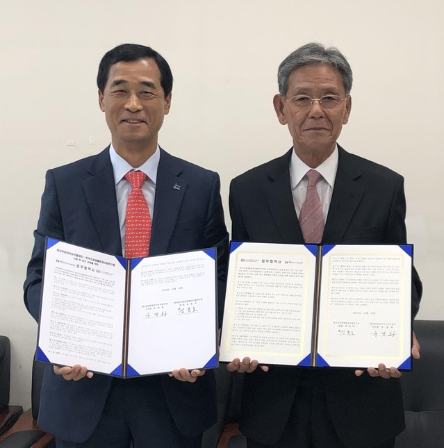 ▲ 유영하 제천한방바이오진흥재단 이사장(오른쪽)과 김동호 한국건설생활환경시험연구원 부원장이 한방바이오 상호정보교환, 연구개발사업 공동기획·수행 등을 위한 업무협약을 갖고 기념촬영을 하고 있다.ⓒ제천한방바이오진흥재단