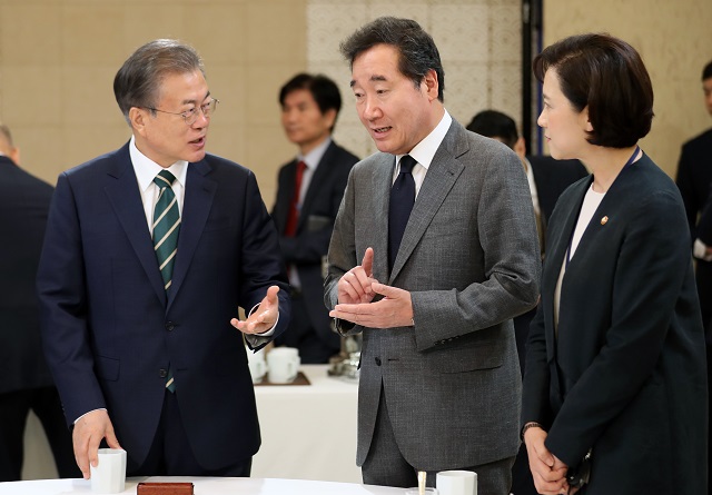 ▲ 문재인 대통령이 청와대 본관에서 열린 국무회의에 앞서 이낙연(가운데) 국무총리, 유은혜 사회부총리 겸 교육부 장관과 함께 대화를 나누고 있다. ⓒ뉴시스