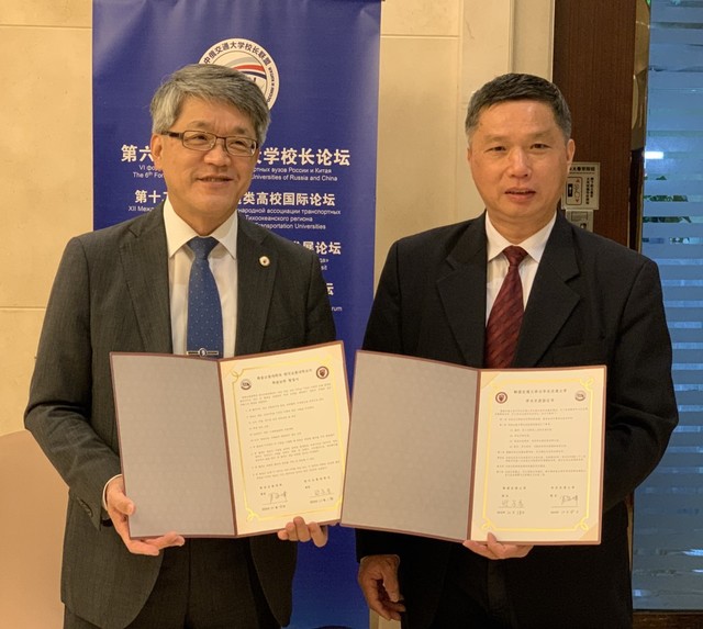 ▲ 박준훈 한국교통대 총장(왼쪽)이 지난 17일 중국 북경시에서 열린 ‘제12회 유라시아교통대학교 총장협의회 및 국제 심포지엄’에 참석해 화동교통대와 국제교류 협정을 맺고 공동학술 연구와 학생교류를 약속했다.ⓒ한국교통대