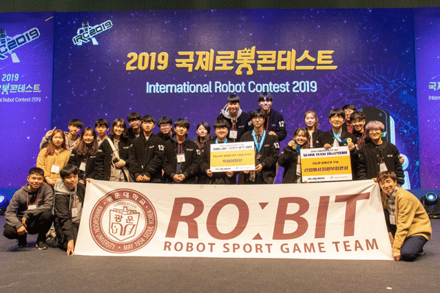 ▲ 광운대학교 로봇게임단 로빛(Ro:bit)이 10일부터 12일까지 일산 킨텍스에서 열린 2019 국제로봇콘테스트(IRC 2019)에 참가해 2개 부문에서 수상했다. ⓒ광운대 제공