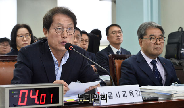 ▲ 조희연 서울시 교육감이 18일 서울시교육청에서 열린 국회 교육위원회 국정감사에서 의원들의 질의에 답하고 있다. ⓒ박성원 기자