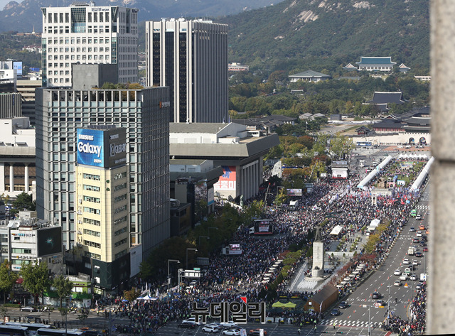 ▲ 19일 자유한국당의 '국정대전환 촉구 국민보고대회' 집회가 열린 서울 광화문 광장의 모습. ⓒ박성원 기자