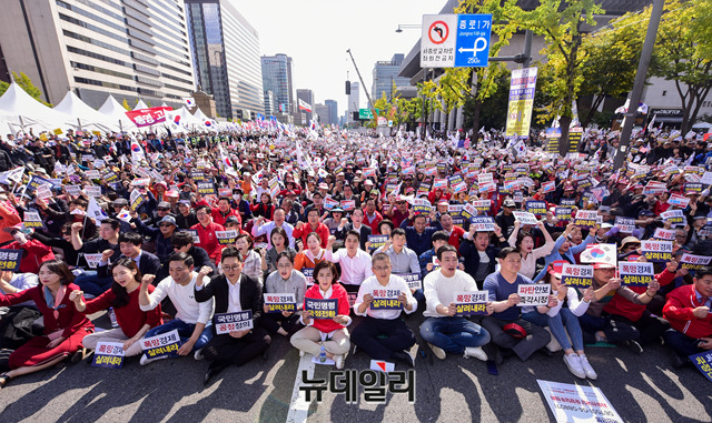 ▲ 나경원 자유한국당 원내대표와 황교안 자유한국당 대표(가운데). ⓒ박성원 기자