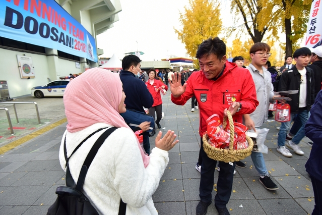 ▲ 대한민국 대표브랜드 청송사과가 2년 연속 프로야구 한국시리즈에 진출한다. 사진은 지난해 윤경희 군수가 한국시리즈가 열린 야구장에서 청송사과를 홍보하고 있다.ⓒ청송군